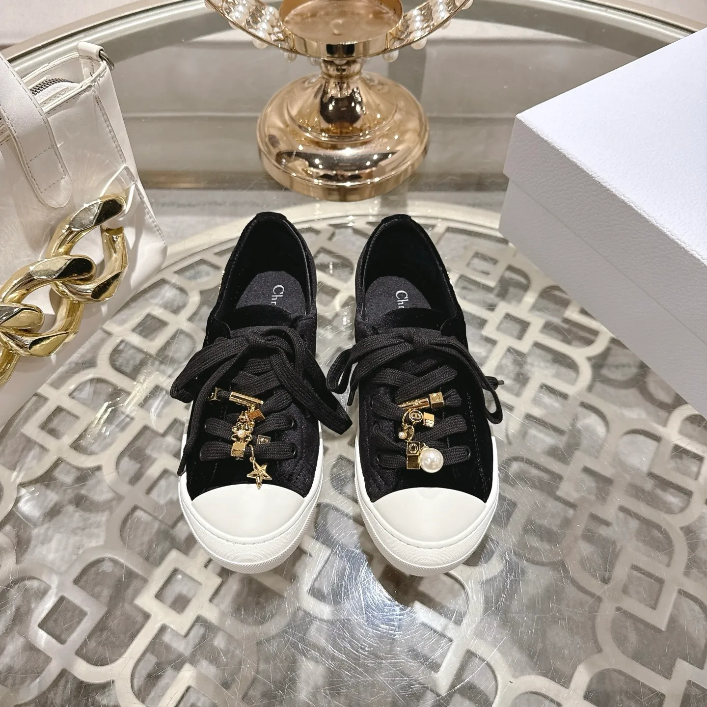 👟👟Ex-factory price 520👟👟 DIOR Dior's 2025 latest lucky satin casual shoes thin-soled shoes. Many celebrity Internet celebrities planted Chanristian Dior logo buckles. The designer really understands the needs of girls in summer. This new product Lucky thin-soled shoes are as cute as her name. The thin sole + shallow mouth design makes the whole pair of shoes very light and easy to wear. Fabric: Satin with wide satin laces of the same color. They are so beautiful that they are speechless in the sun. The soft shoe body looks like stepping on clouds with socks and culottes. It is windy and lazy when walking. It gives you the "effortless" elegance when you take a shot. Outsole: Original molded TPU outsole Size: 35-41 (41 is custom-made and cannot be returned or exchanged)